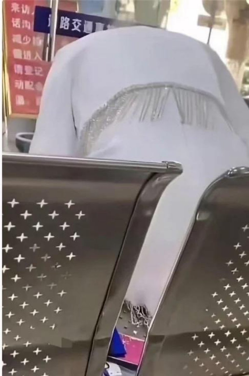 这谁设计的椅子呀，这下可尴尬了。 