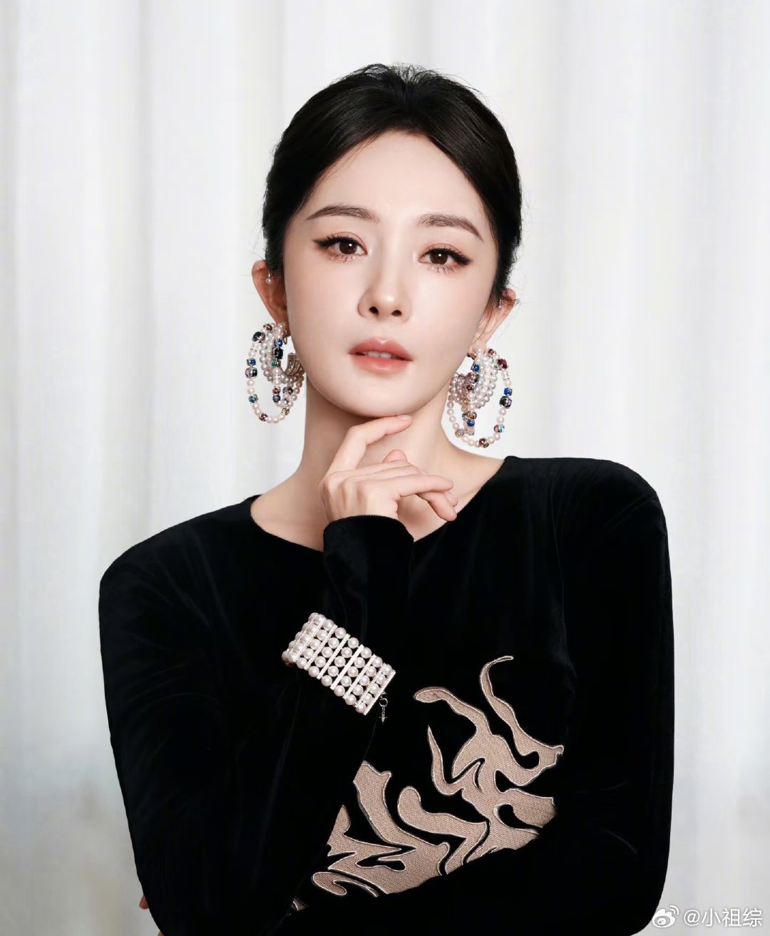 金鹤龙给杨幂化的黑丝绒珍珠御姐妆金鹤龙给杨幂化的黑丝绒珍珠御姐妆！杨幂黑丝绒珍珠