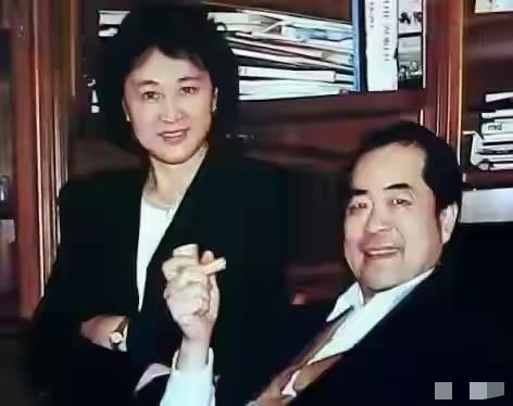 范曾，一个精致的利己主义者。是个很功利的人，老一辈画家都看不上他，人品不行。
