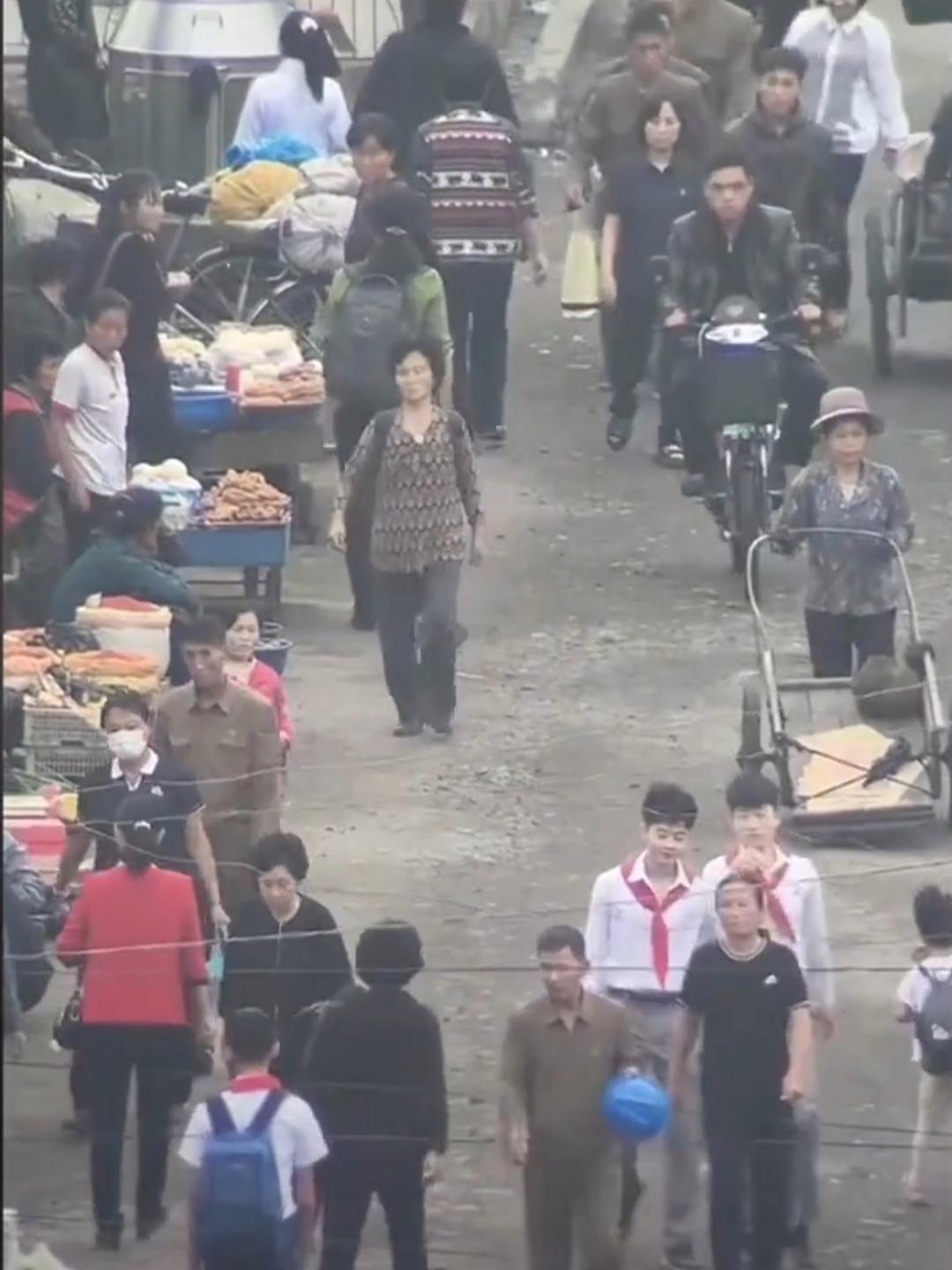 熙熙攘攘的朝鲜街头 感觉手机还没有普及 每个人都在认真的走路 人们的穿着也很朴素