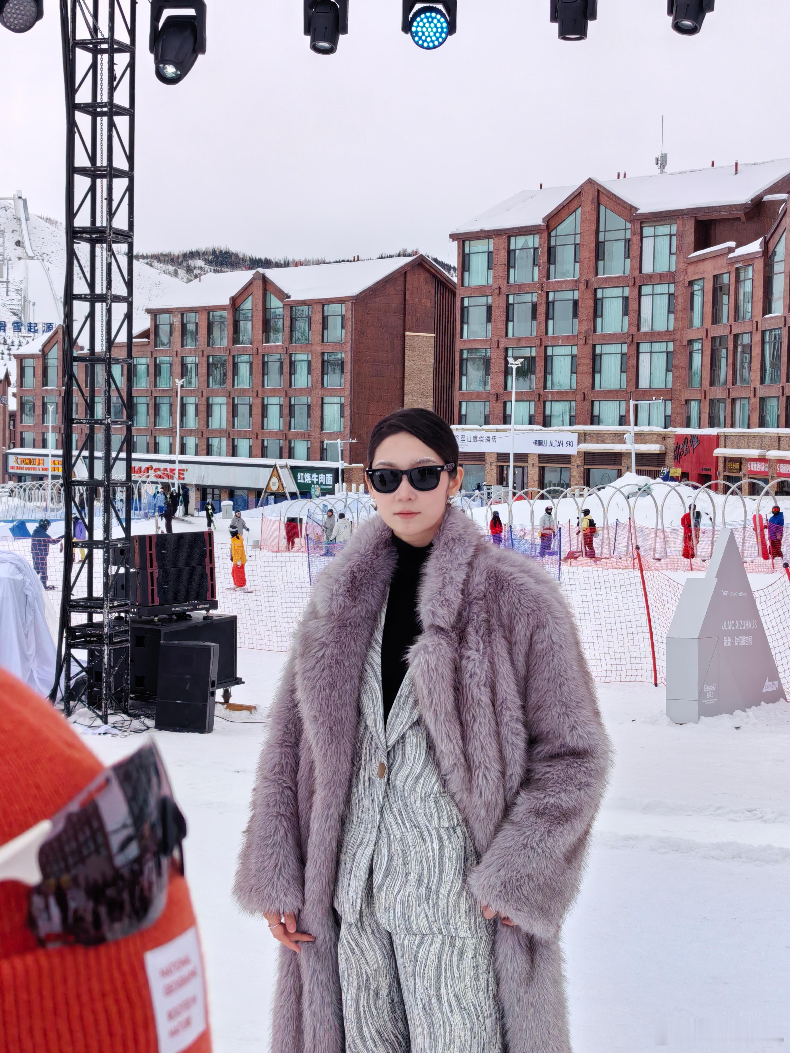 我是不会放弃去阿勒泰的 真的狠狠惊喜到，谁能想到吴彦祖居然把质感秀场直接搬去了阿