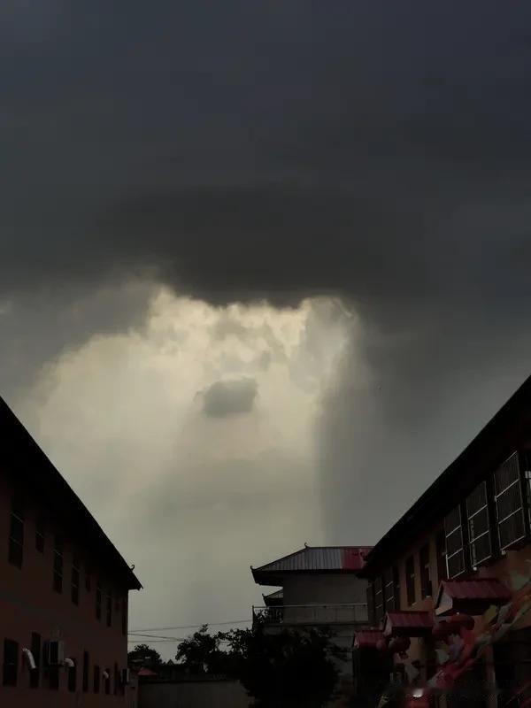 教育反思录（987）
天有不测风云
刚才还是晴空万里
天气预报也说没雨
突然雨就