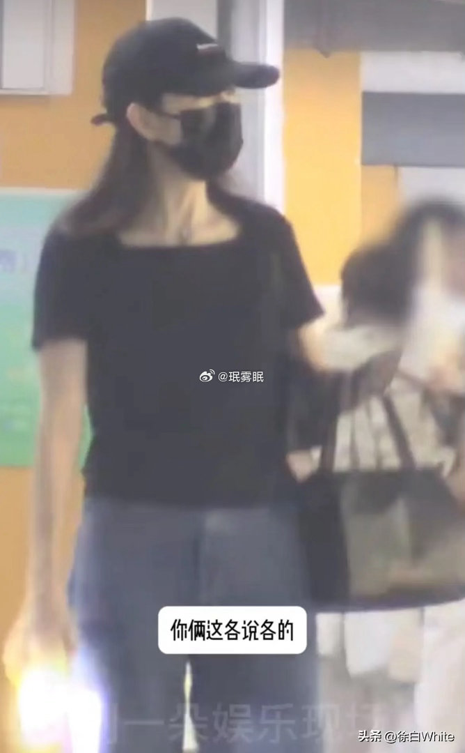 娱记拍到王鸥带着女儿出门现身。早前何九华承认已有女儿，却未承认孩子母亲是王鸥，还