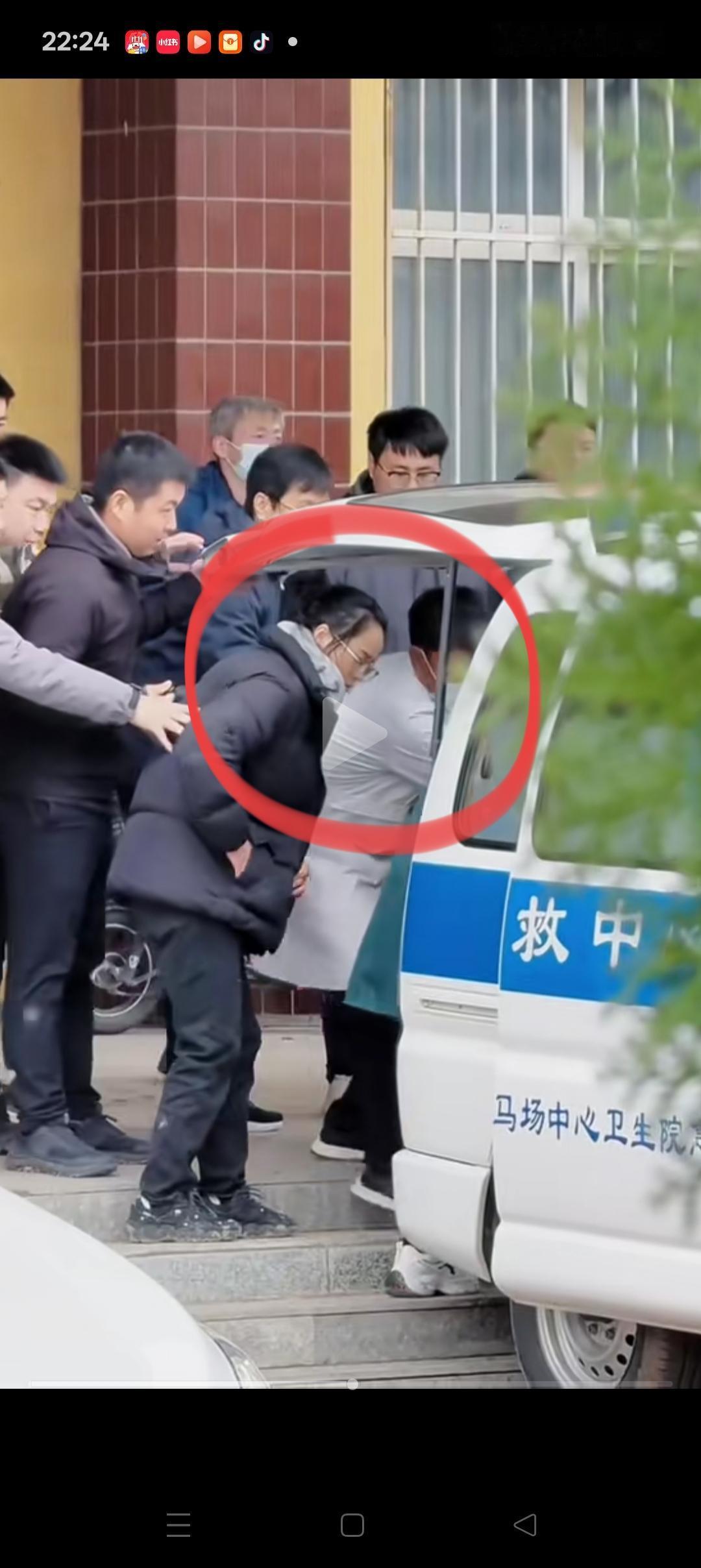 辽宁被找到的4岁女孩，转院了。爸爸妈妈，爷爷奶奶都在现场。看他们的样子，好年轻，