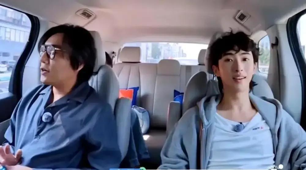 恩利在饭桌上突然说昨晚去了柏林夜店。
伊能静刚想皱眉，秦昊抢先一句下次带你妈一起