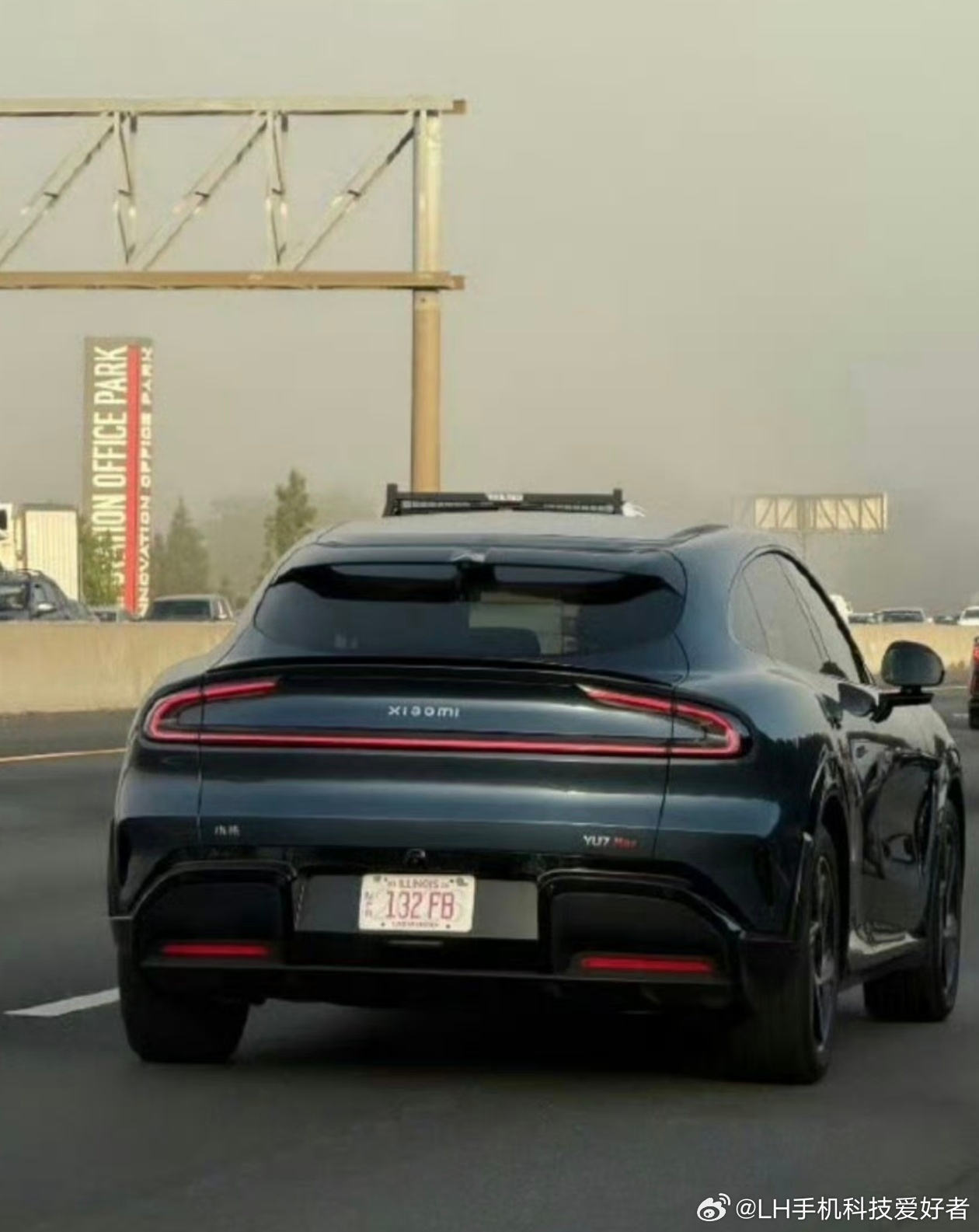 小米YU7Max现身美国高速公路小米YU7 Max在美国高速公路行驶的图片，这颜