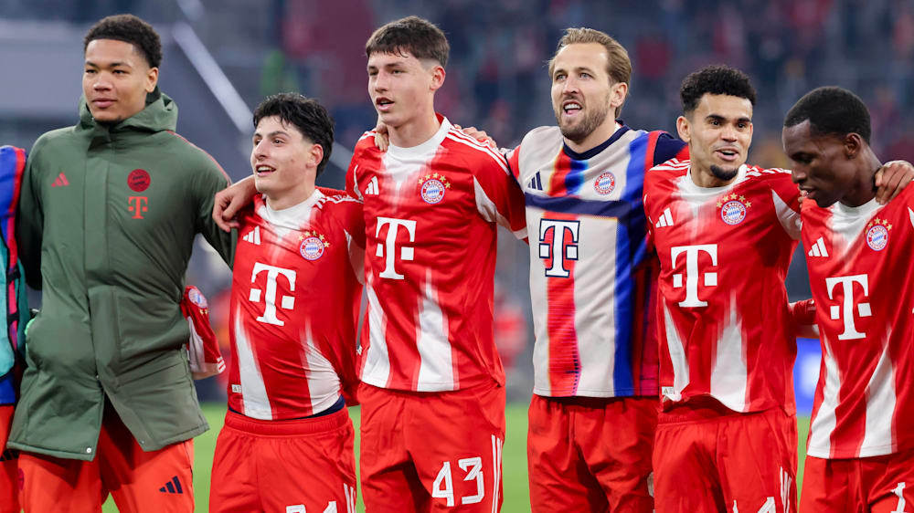 主场击败亚特兰大后，哈里-凯恩主动搂着16岁的拜仁小将帕维奇庆祝胜利！菲利普-帕