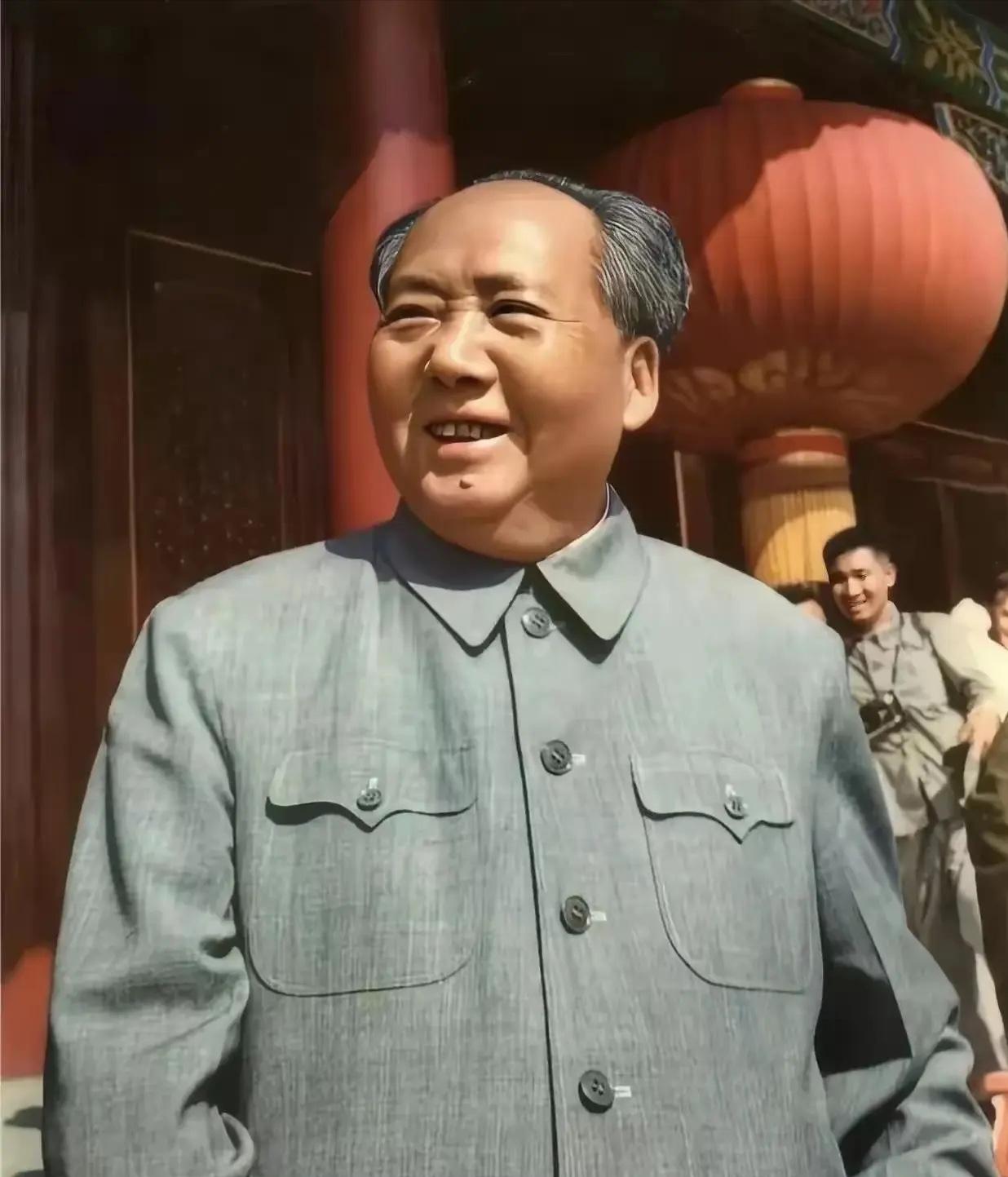 毛主席的笑容如同春天的花一样，充满了慈祥和温暖，他温暖了中国人民的心里。

伟人