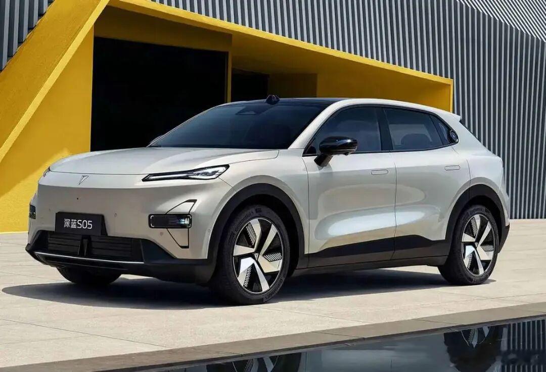 全新深蓝S05正式上市，共5款车型，官方指导价11.99万-15.19万元，限时