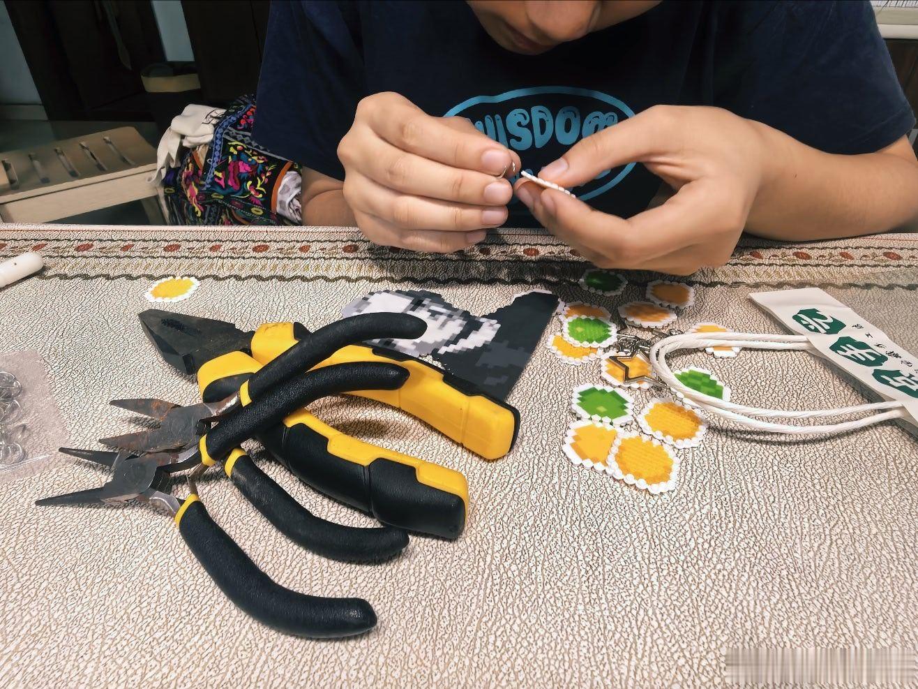 金鱼手作 拼夕夕两块钱包邮的连接环到货了，拿出工具，把拼豆9331组装起来。准备