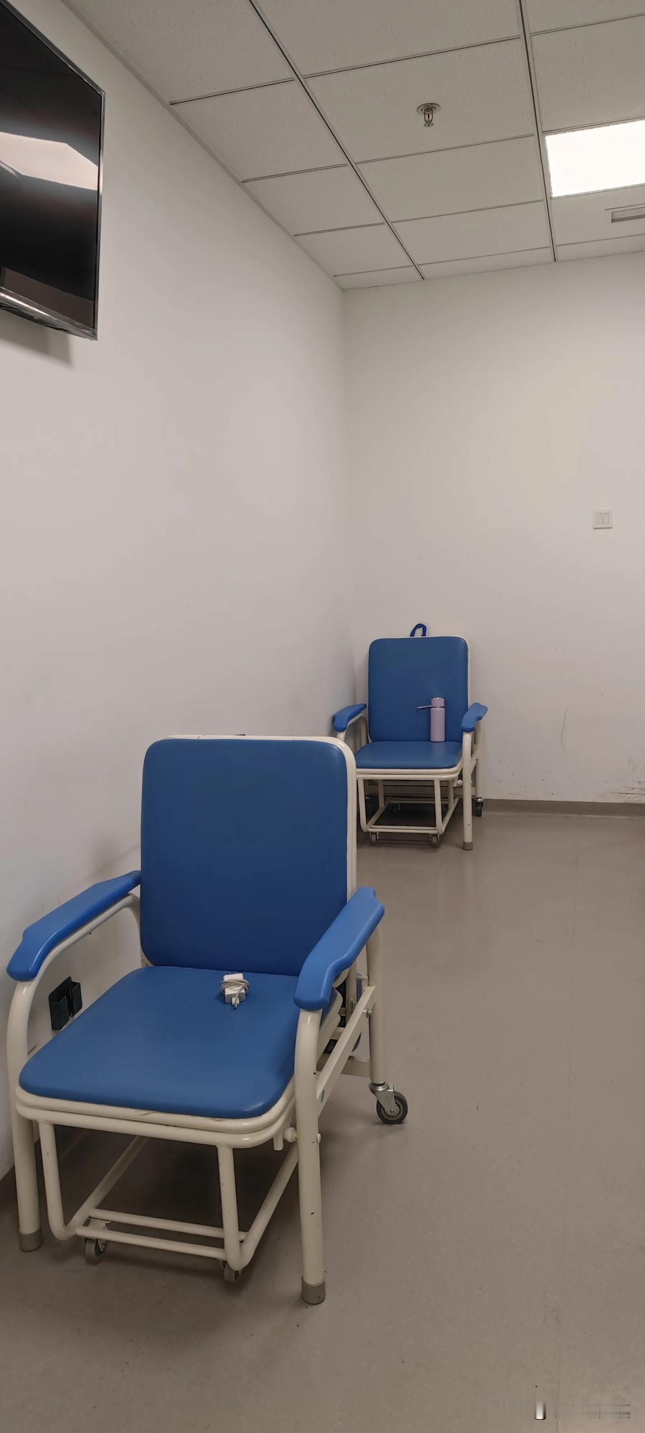 这样人性化的病房设施你见过吗?我是第一次开眼。每张病床配备一个凳子一张折叠椅，拉