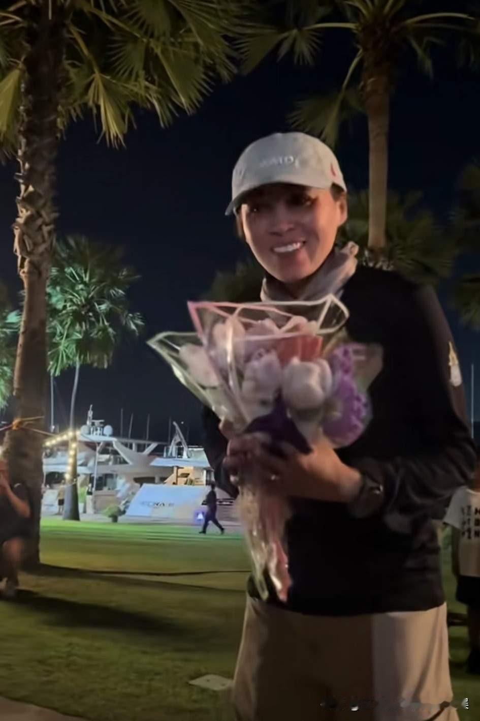 苏提达出门夜跑被偶遇，王后面对民众献花，全素颜的她开心得笑得像个小女孩！
11月