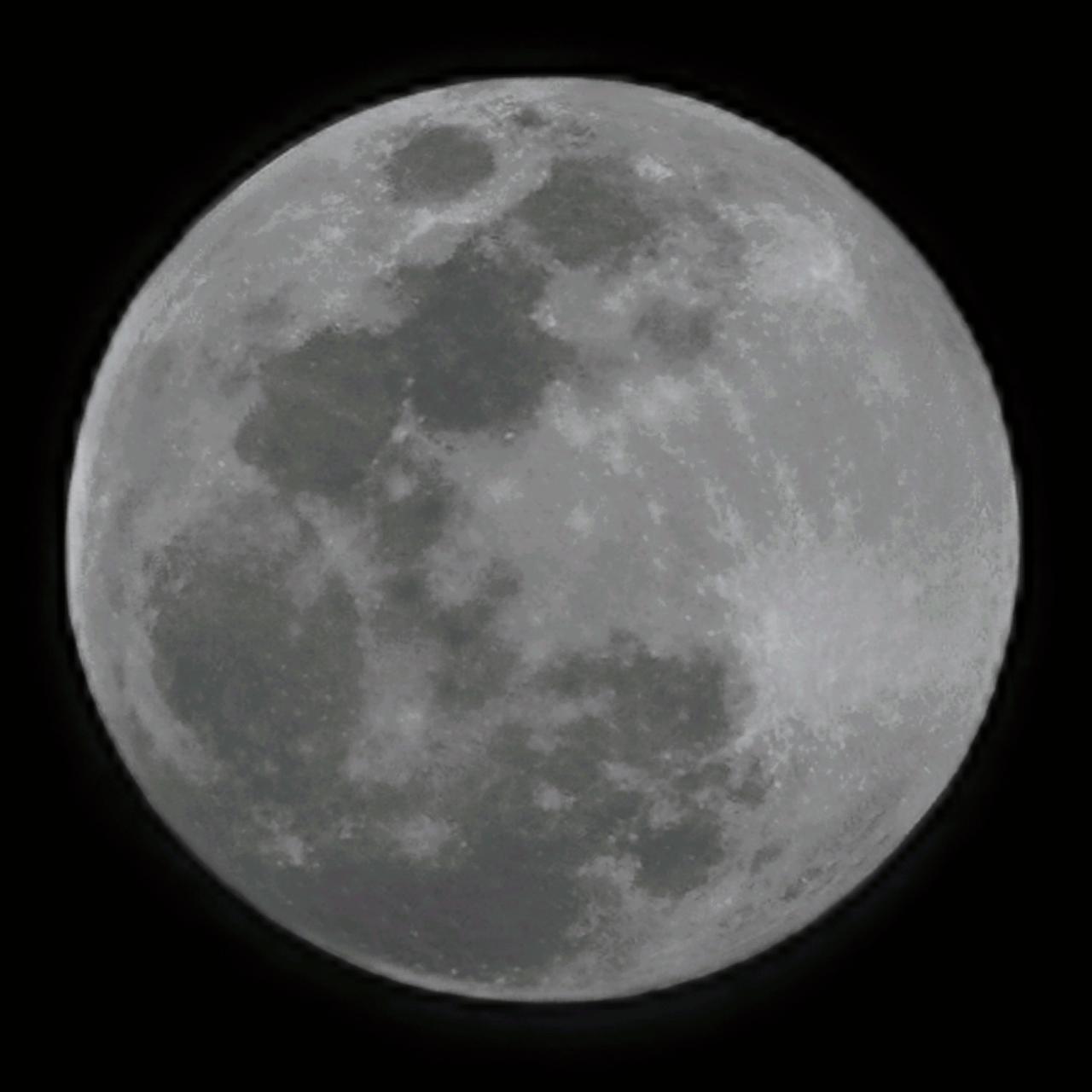 床前明月光，凝是地上霜
举头望明月，低头思故乡
（摄于腊月十四的月亮）