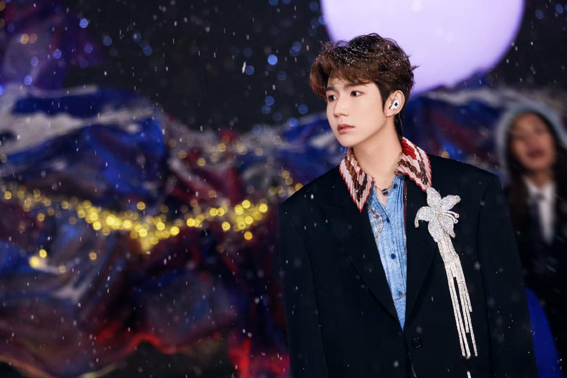 王源两边跨年、王源我看不过来了 王源两边跨年我看不过来了，北京卫视跨年还有自己的