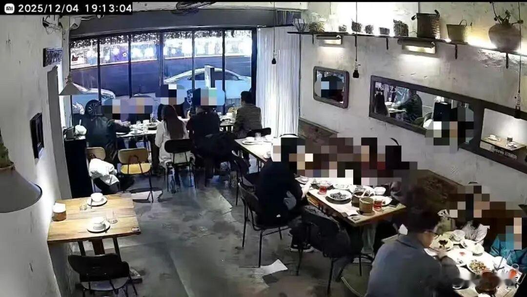 曾经电影里的桥段没想到在现实中出现了

重庆的小张被朋友组局吃饭，总共十人，可是