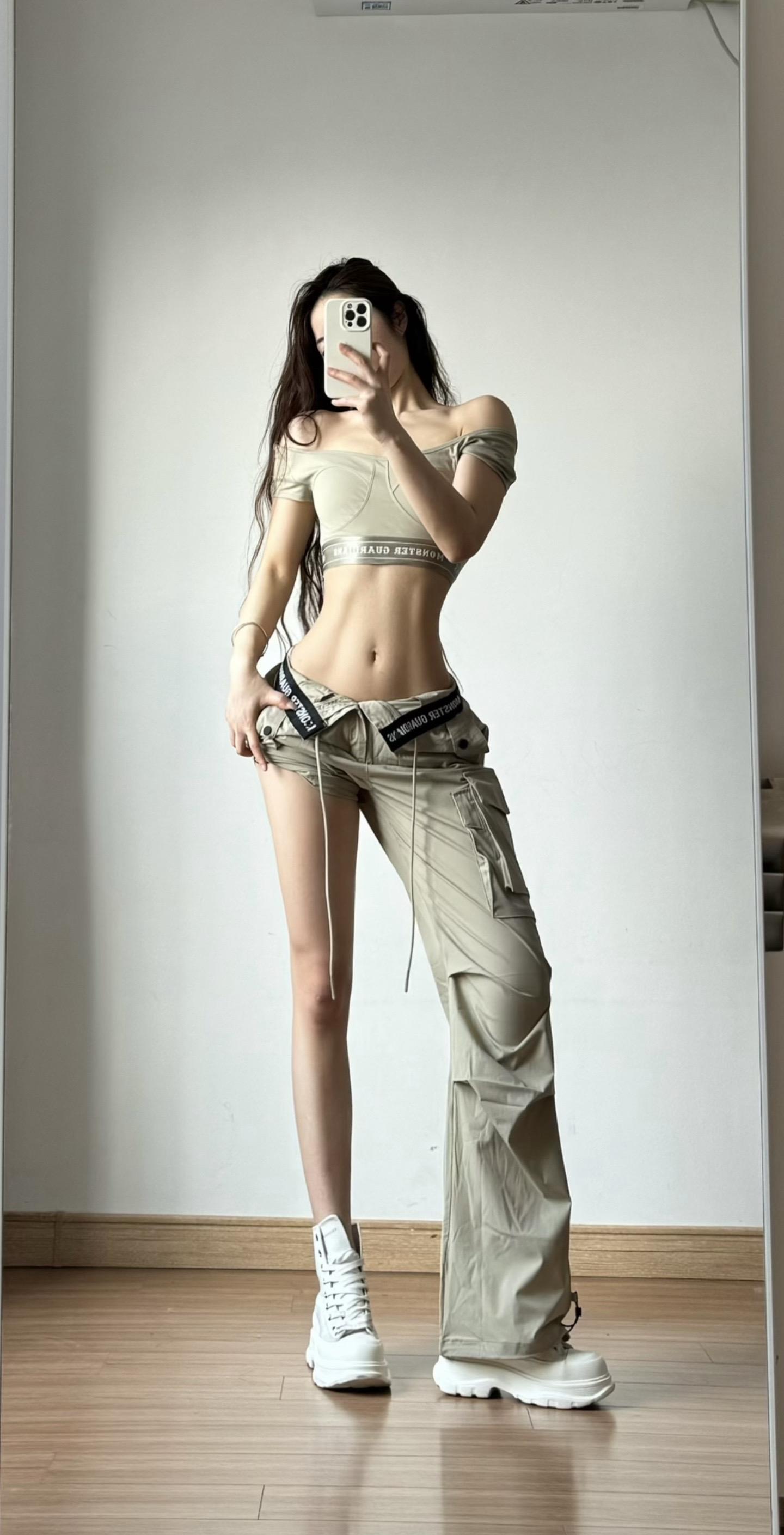 一个人使劲踮起脚尖靠近太阳的时候
全世界都挡不住她的阳光
