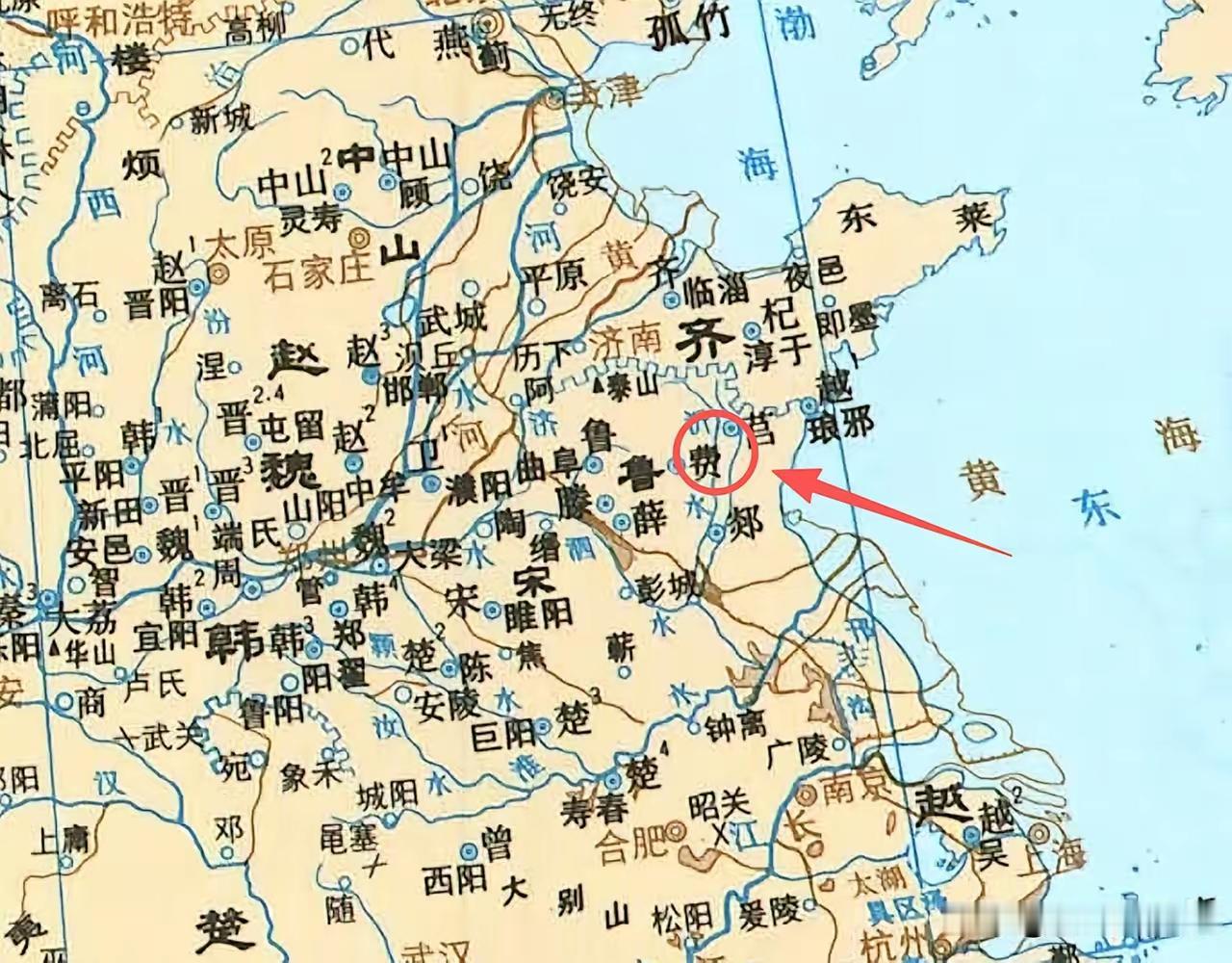 费国国都费邑，位于今天山东临沂费县一带。此地原本是鲁国权臣季孙氏的核心封邑。春秋