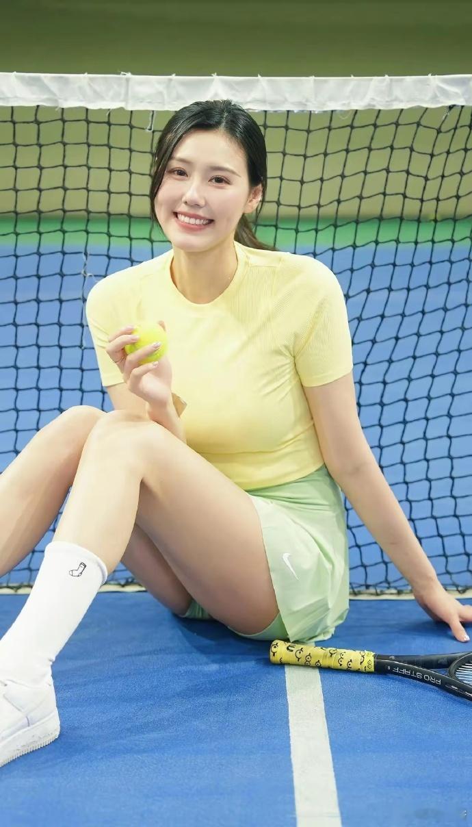 说她比影视明星漂亮，大家不反对吧。真不愧是前泳坛第一美女呀。这颜值完美无敌了。只