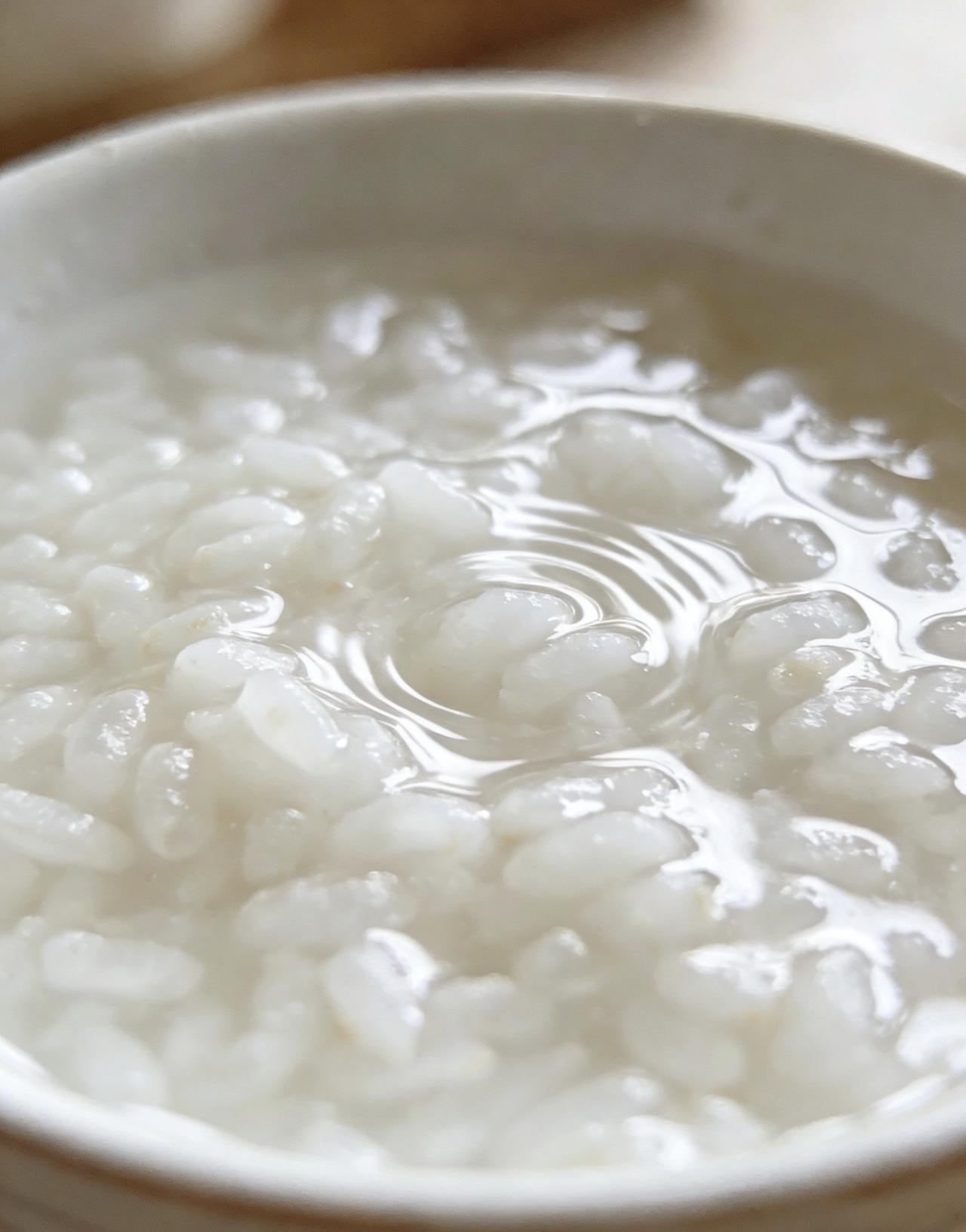 很多人觉得白粥寡淡，但在我家，它是最有故事的饭。

外婆说，六十年代配榨菜丝就是