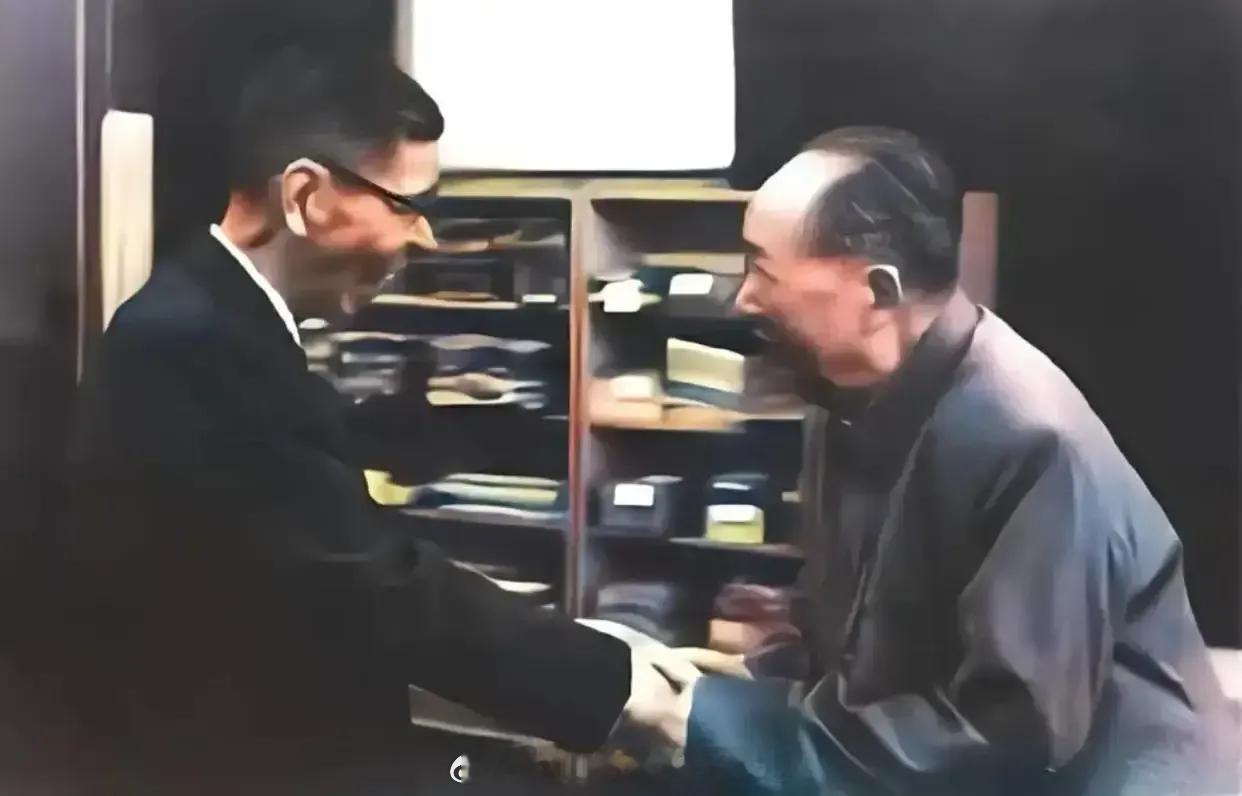 1973年8月24日，一生昂首挺胸的毛主席接见此人，竟然躬下身子，此人为谁？主席