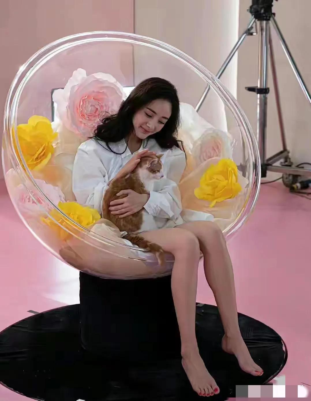 再怎么努力装嫩，身体是骗不了人的！这不就暴露了！脸上保养的非常好，皮肤白、皱纹少