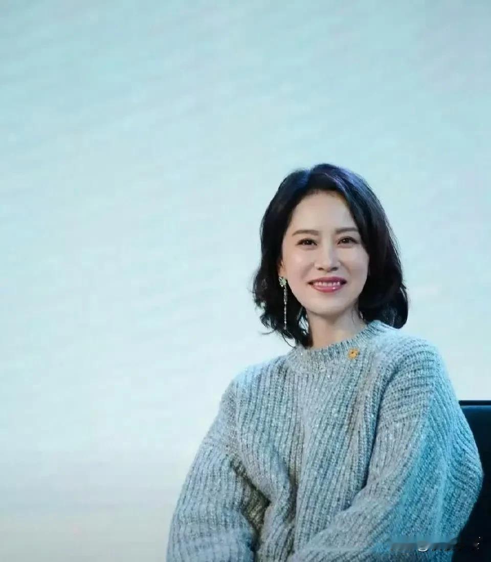 海清变化好大，美得让人眼前一亮，皮肤透亮，和以前不太一样了！[得意][得意]#海