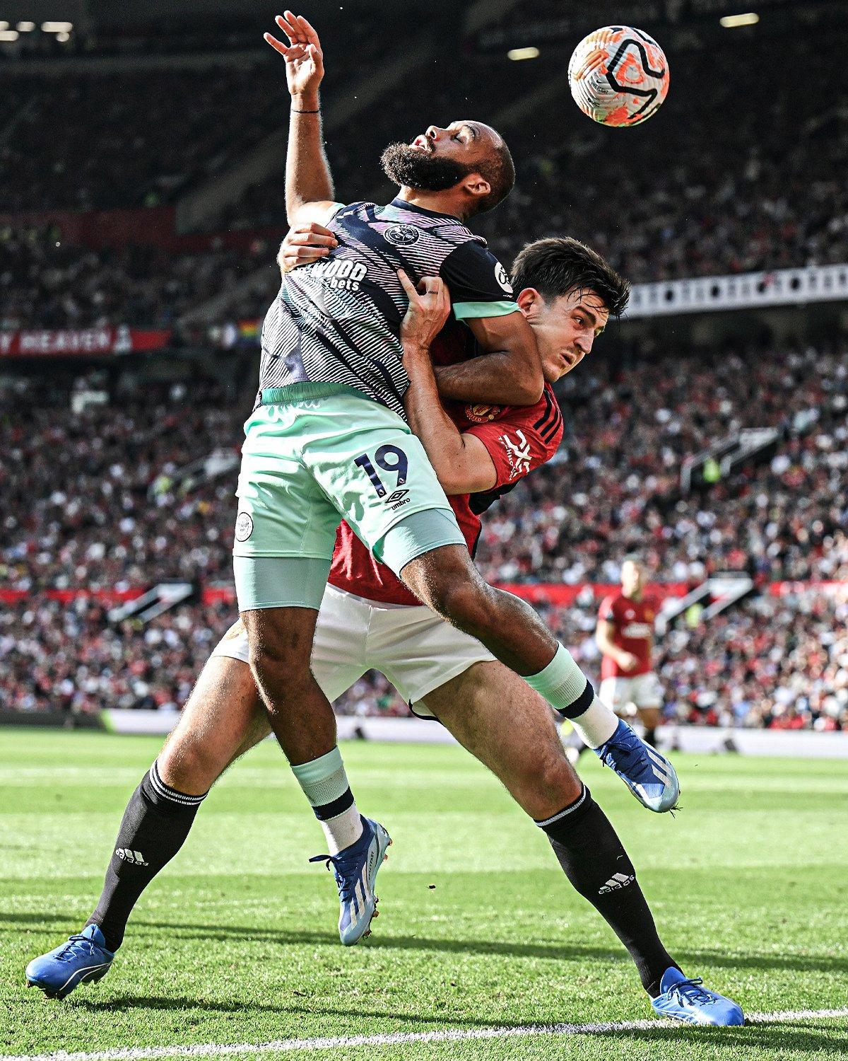 曼联给马奎尔立像，必须要这张！[大笑]不要总是诟病他，狠起来，无人能敌？绝对是武