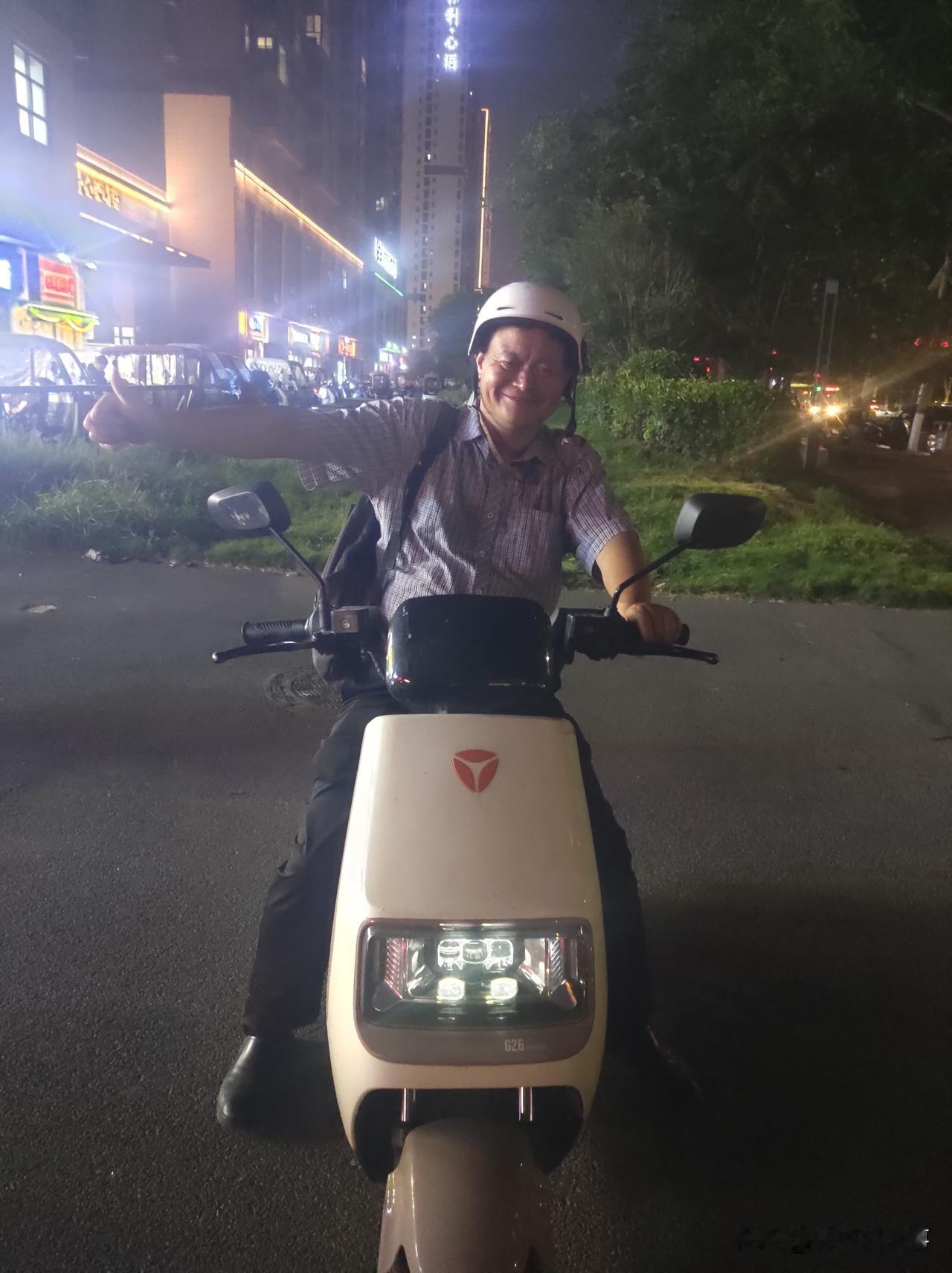今天晚上遇到一个戴白色头盔，长相酷似马云的货，遇到后，他面带微笑的给我摆了个耶的
