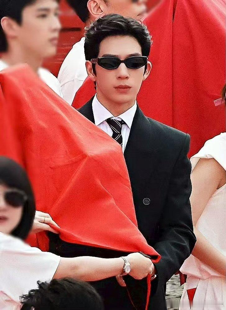 井柏然 熹妃回宫为 “井柏然 熹妃回宫” 的联想点赞！他的气质既有清冷感又有沉稳