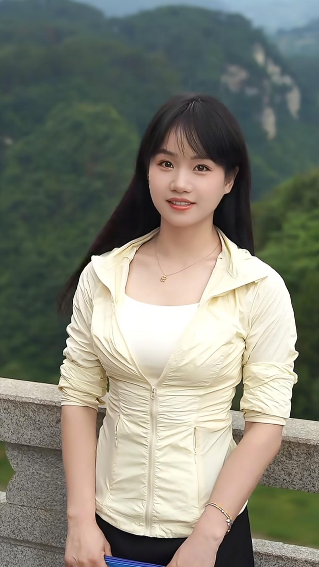 菩萨蛮·山居夏晚
〔当代〕邹謇

青林白石山前路。溪流曲折穿深树。晚近露侵裾。风