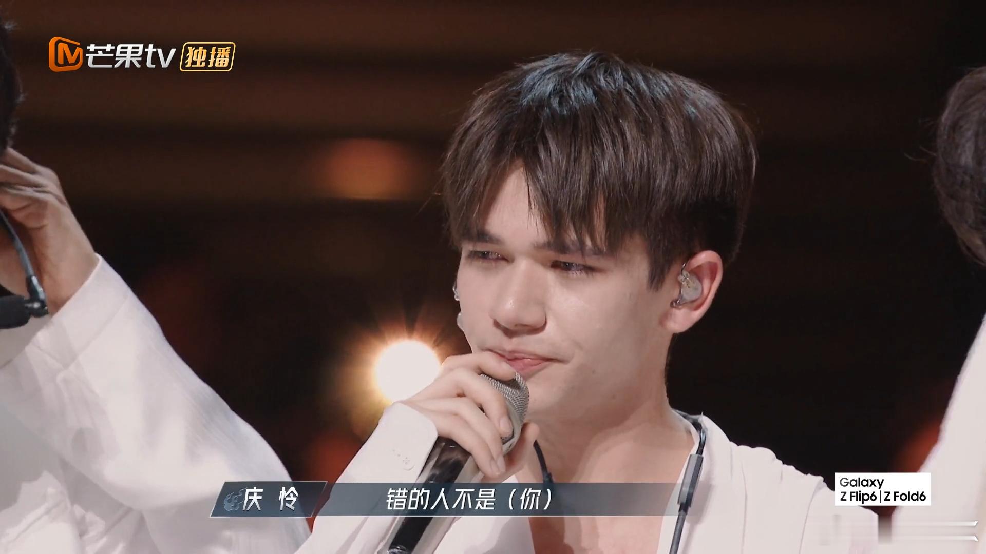 #庆怜唱负重一万斤长大崩溃大哭# 庆怜是真的沉浸式表演舞台了，所以才会迟迟无法从