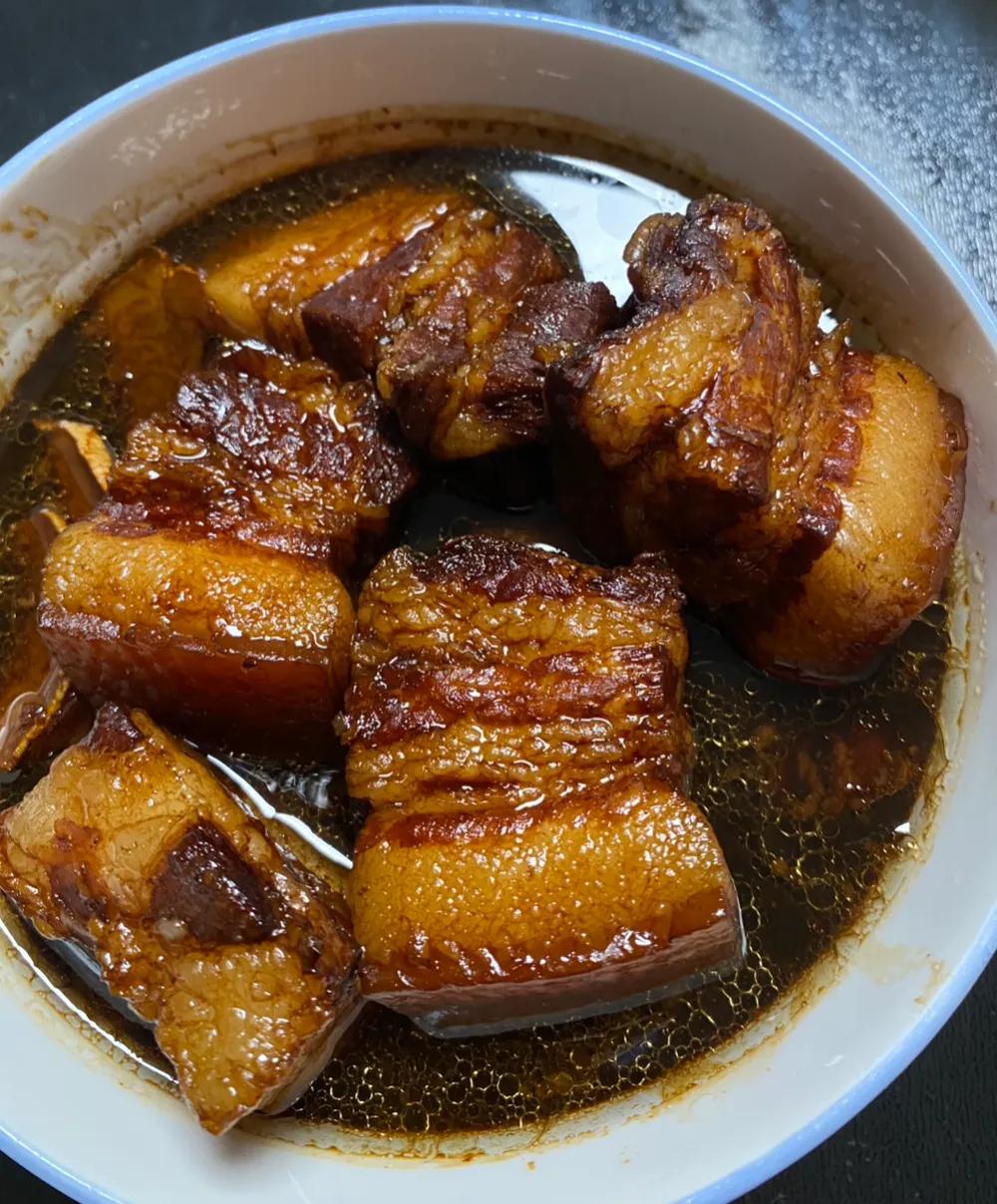 今天超市五花肉26块8一斤，选了一条称重28元，回家做东坡肉，好吃的东坡肉：香甜