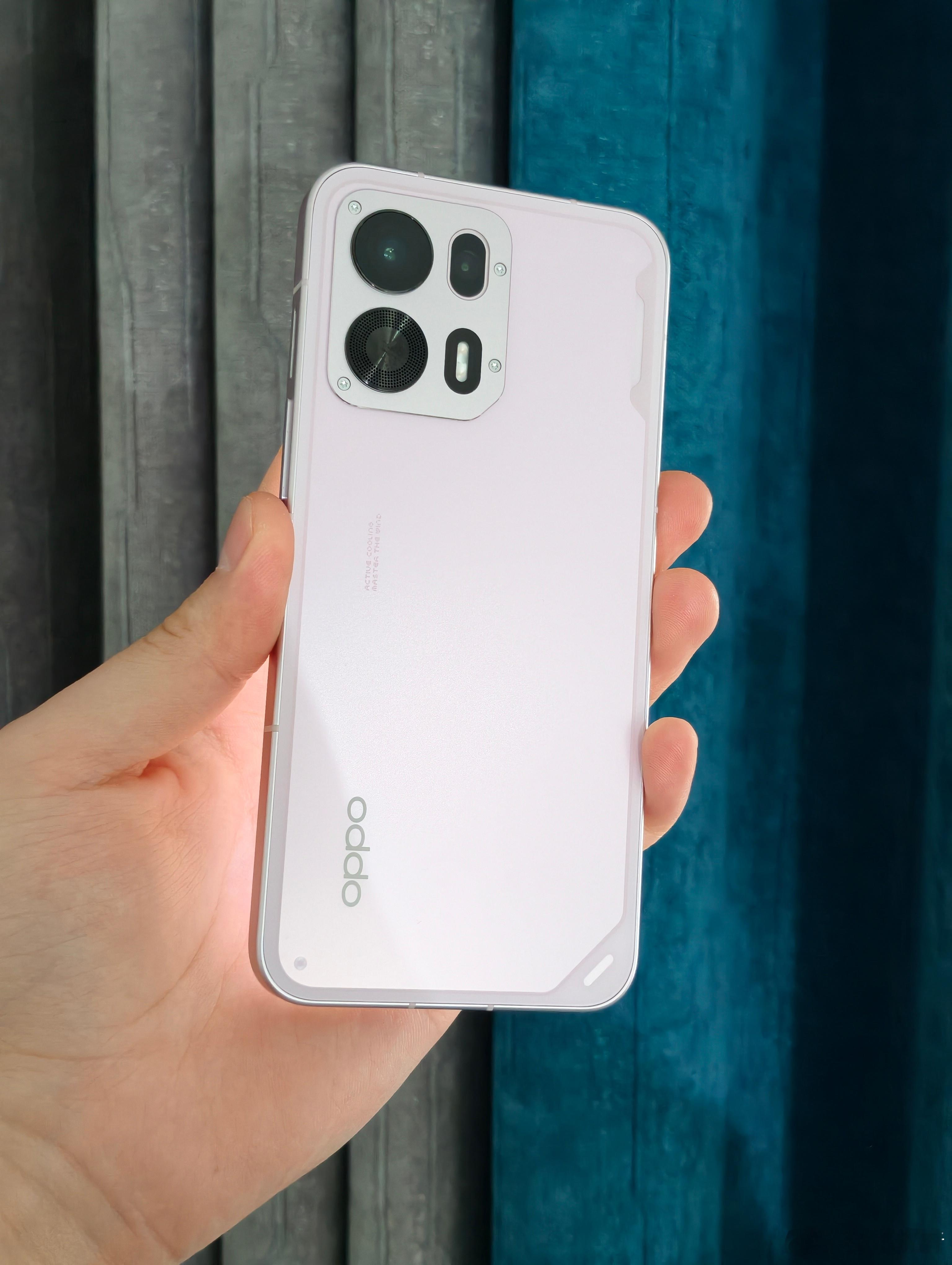 有一说一，有了主动散热风扇，确实感知很不一样。K13 Turbo Pro上这个“