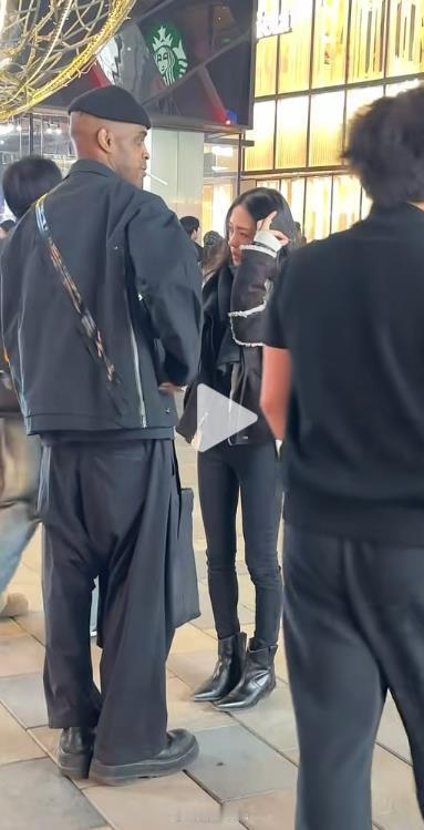 这张截图要素很多1、一个黑人与一个国内女孩2、一个黑人在街头抽烟就没人指责下？ 