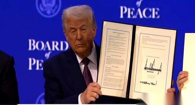 今天这事儿，怎么说呢，太魔幻了。
攒了个大局，全世界直播，说要给加沙聊个和平出来