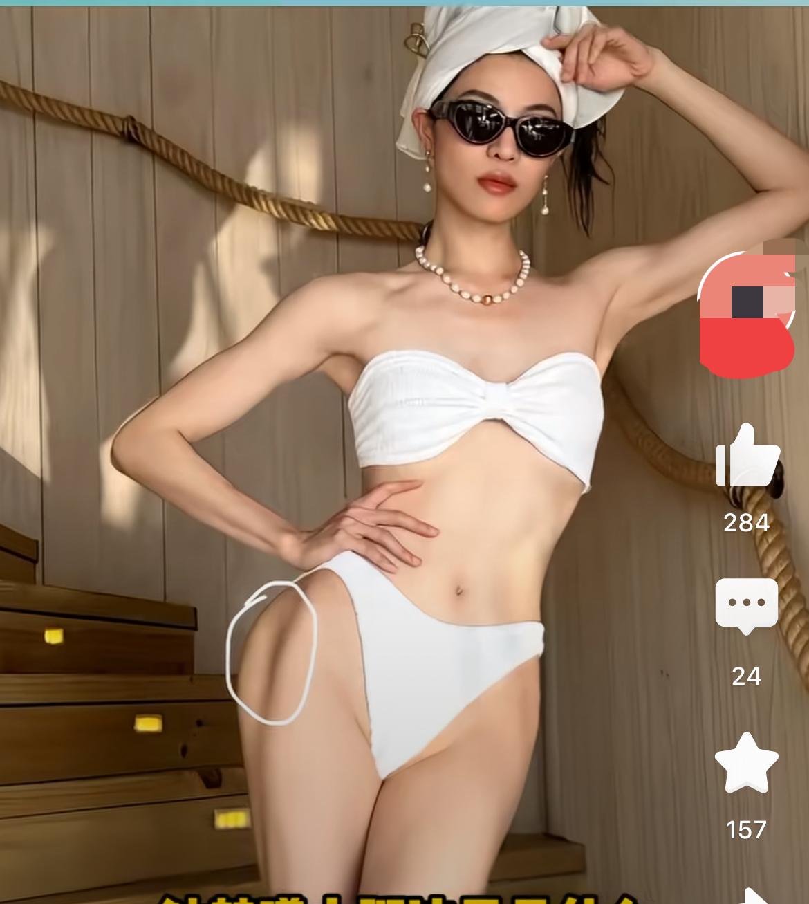 钟楚曦马尔代夫大腿凹陷竟然是这个原因，怪不得身材能那么的好。

近日，著名演员钟