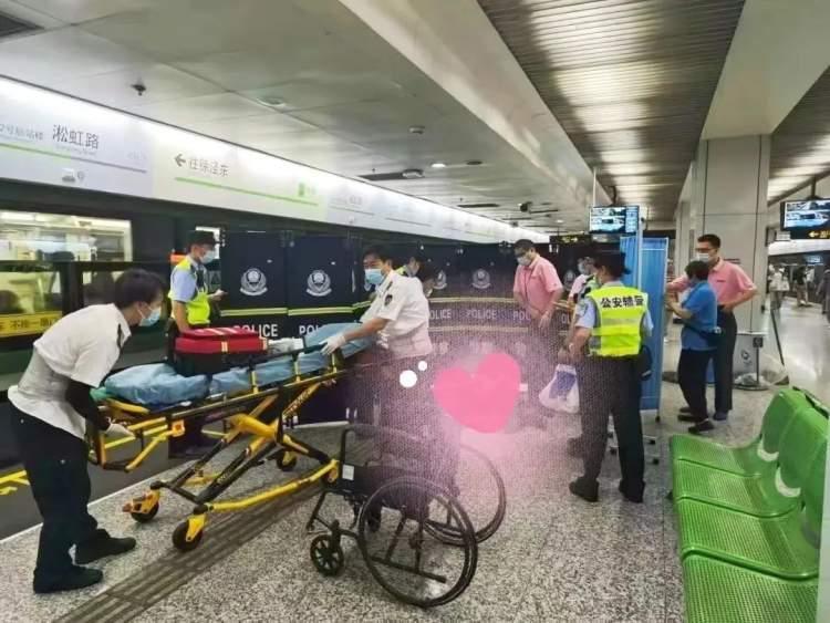 近日，在上海轨道交通11号线罗山路站发生了一场感人至深的生死救援。只用短短17分