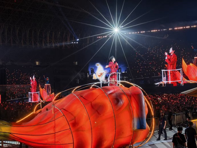 陈楚生济南开唱4万多位老师在现场 陈楚生济南演唱会开场即高能！“请各位老师多包涵