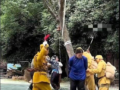 6月13日，安徽蚌埠禾泉小镇度假区，一大爷在看景区节目表演时，入戏太深，上台暴打