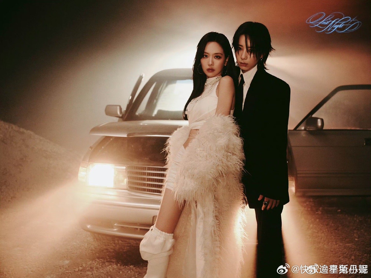 李斯丹妮王霏霏你俩在干嘛一黑一白气场对撞，眼神张力拉满，这组同框大片又美又飒太抓