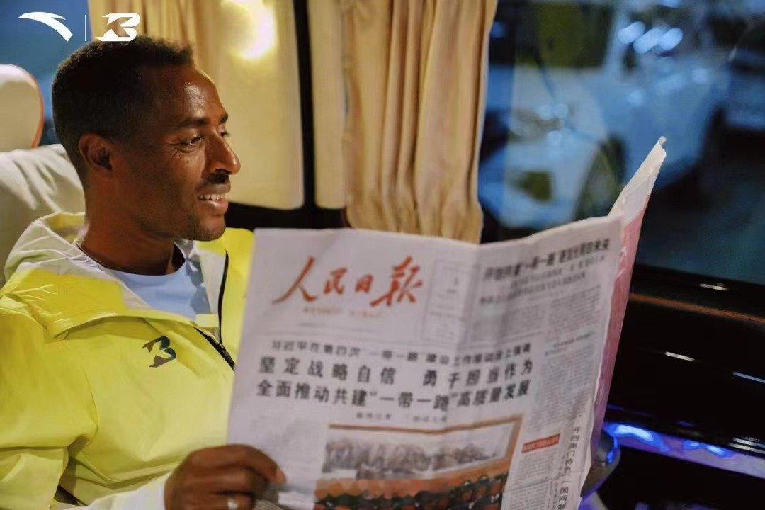 Kenenisa Bekele 凯内尼萨贝克勒抵达广州，手捧一份《人民日报》。经