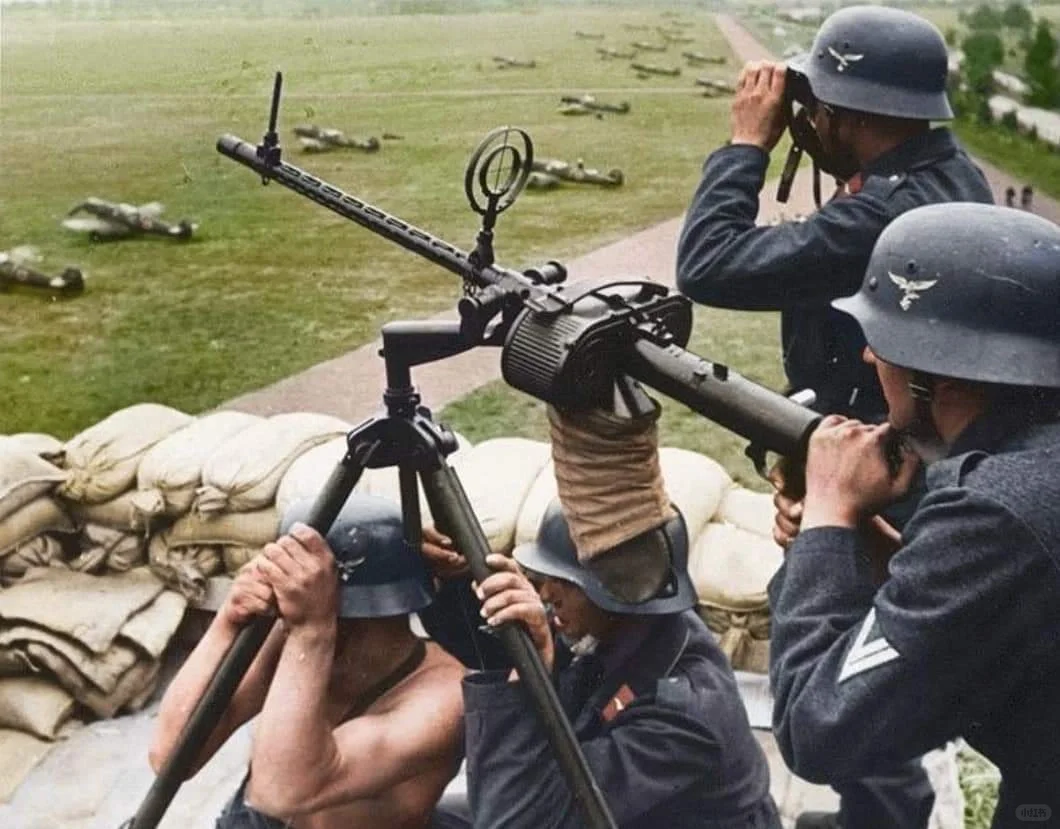 1940年夏天，一支德国空军防空队在机场周边架设使用MG-15 7.9...