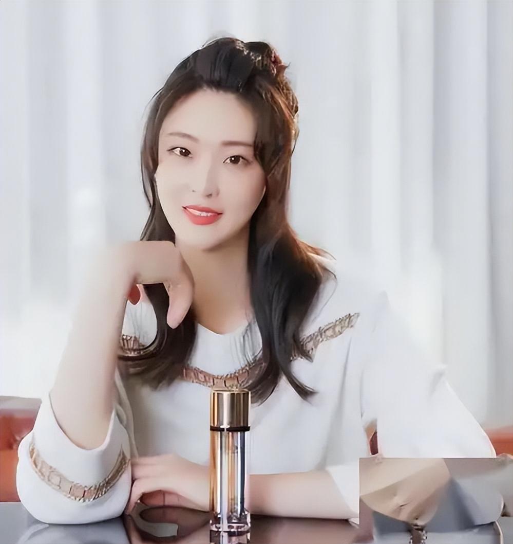 2018年，“排球女神”惠若琪如愿嫁给了“北大才子”杨臻博。但是婚后两年，两人却