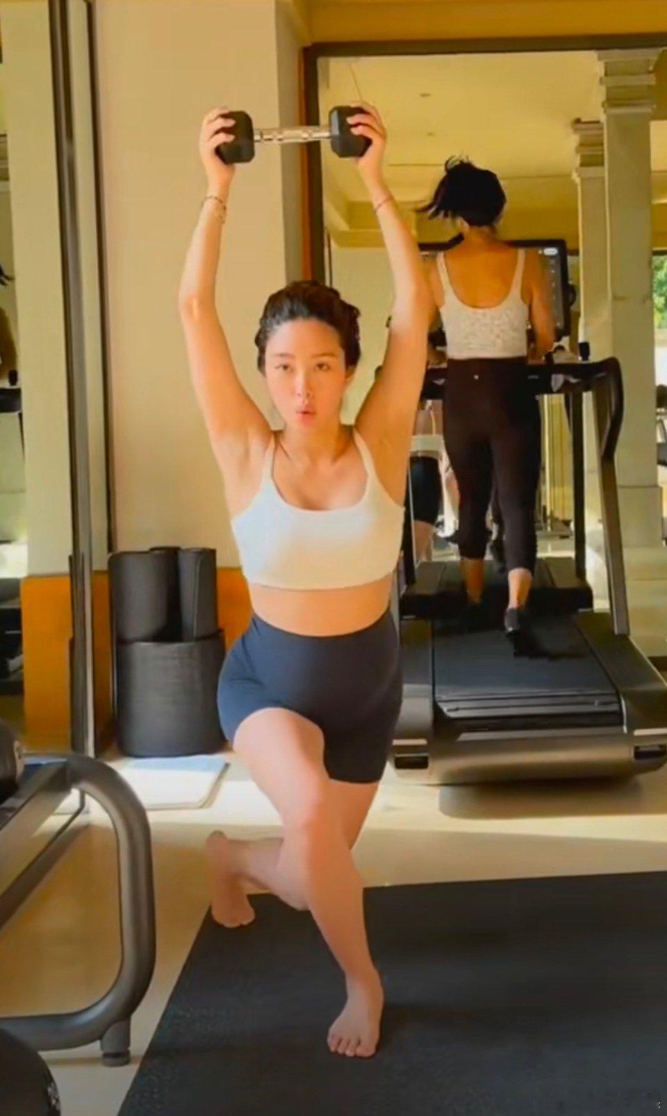 杨采钰官宣当妈哦豁，她竟然要当妈了！！！不得不说她现在的老公比之前的好太多，至少