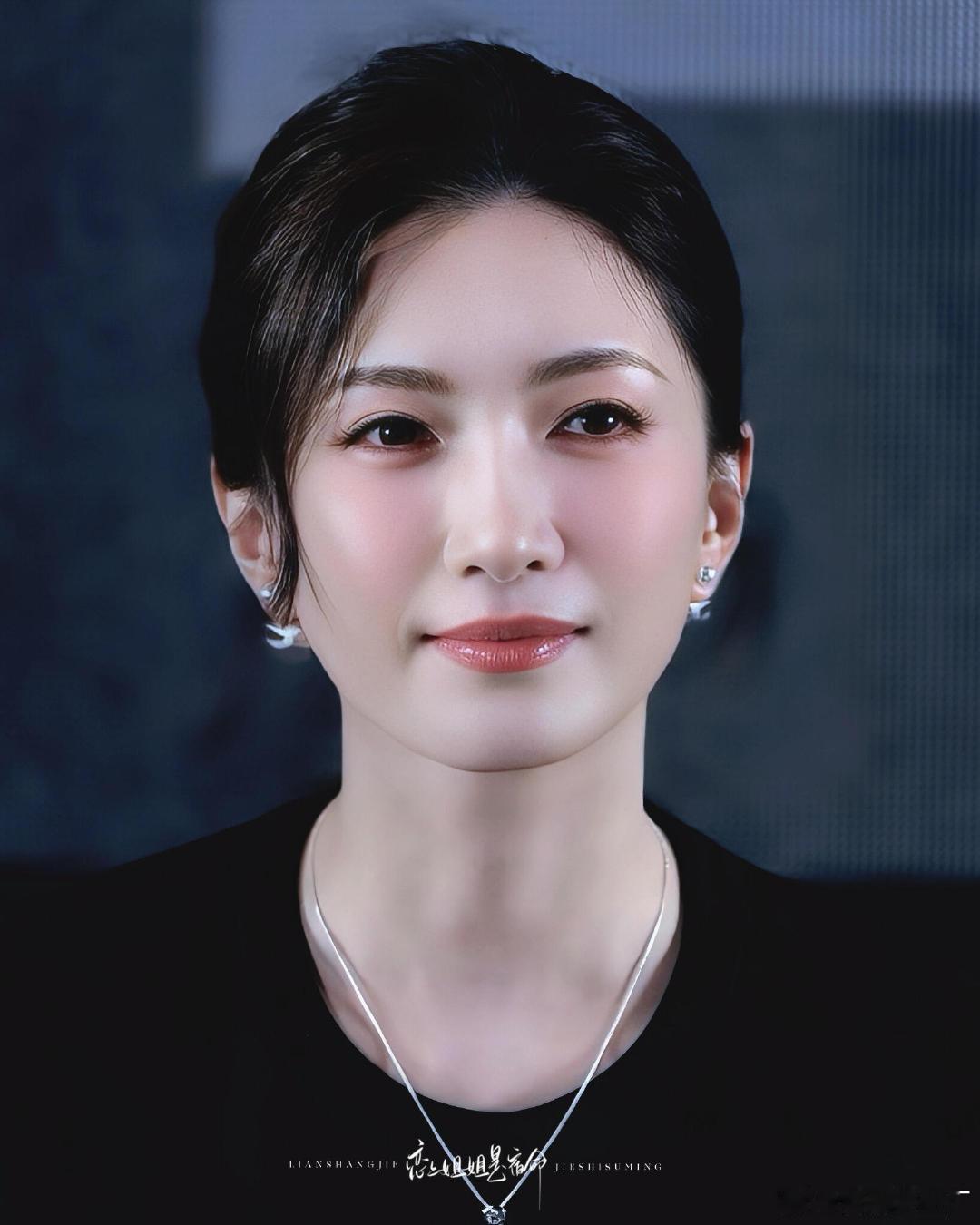 江疏影闯进民国女大佬赛道了 江疏影新剧好强的压迫感苏门这个角色太适配江疏影，冷静