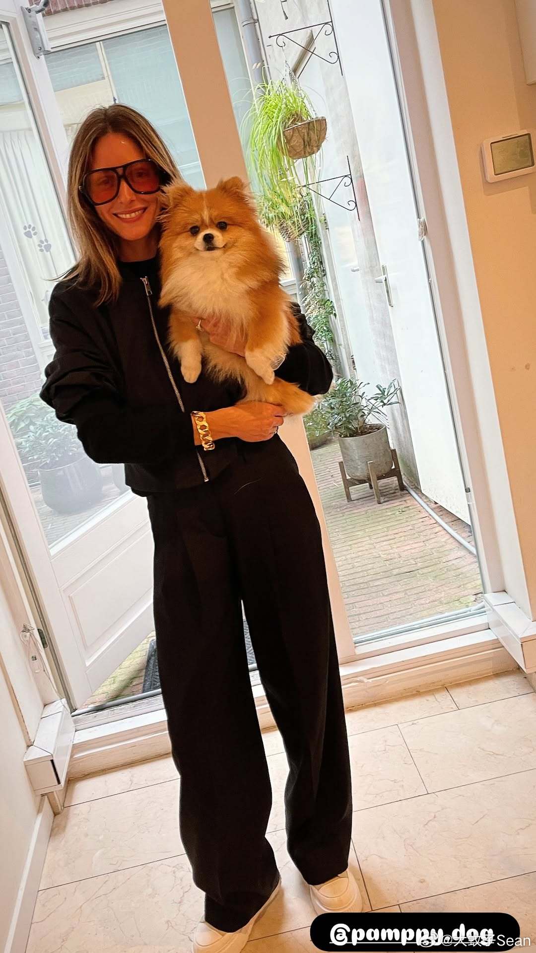 Olivia Palermo奥利维亚巴勒莫继而去到了荷兰阿姆斯特丹，参加活动工作