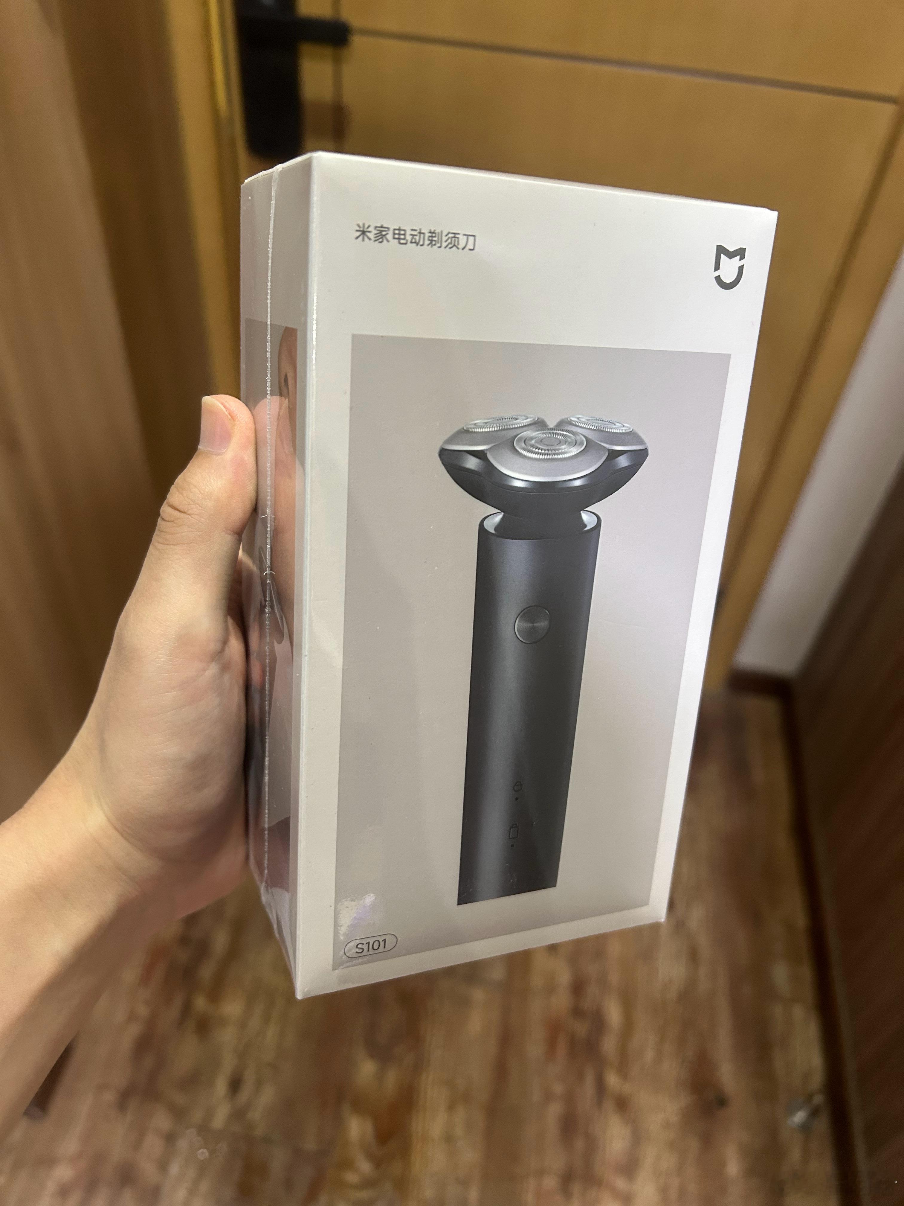 出差忘带刮胡刀[苦涩]还是得支持下我米儿，比一次性的贵不了多少，多用几次回本。 