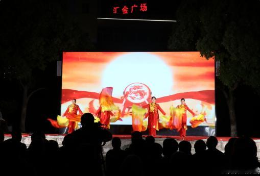 台州本土文艺团队送上文化大餐点亮夜经济 近日台州天台，本土 “文艺轻骑兵” 走进