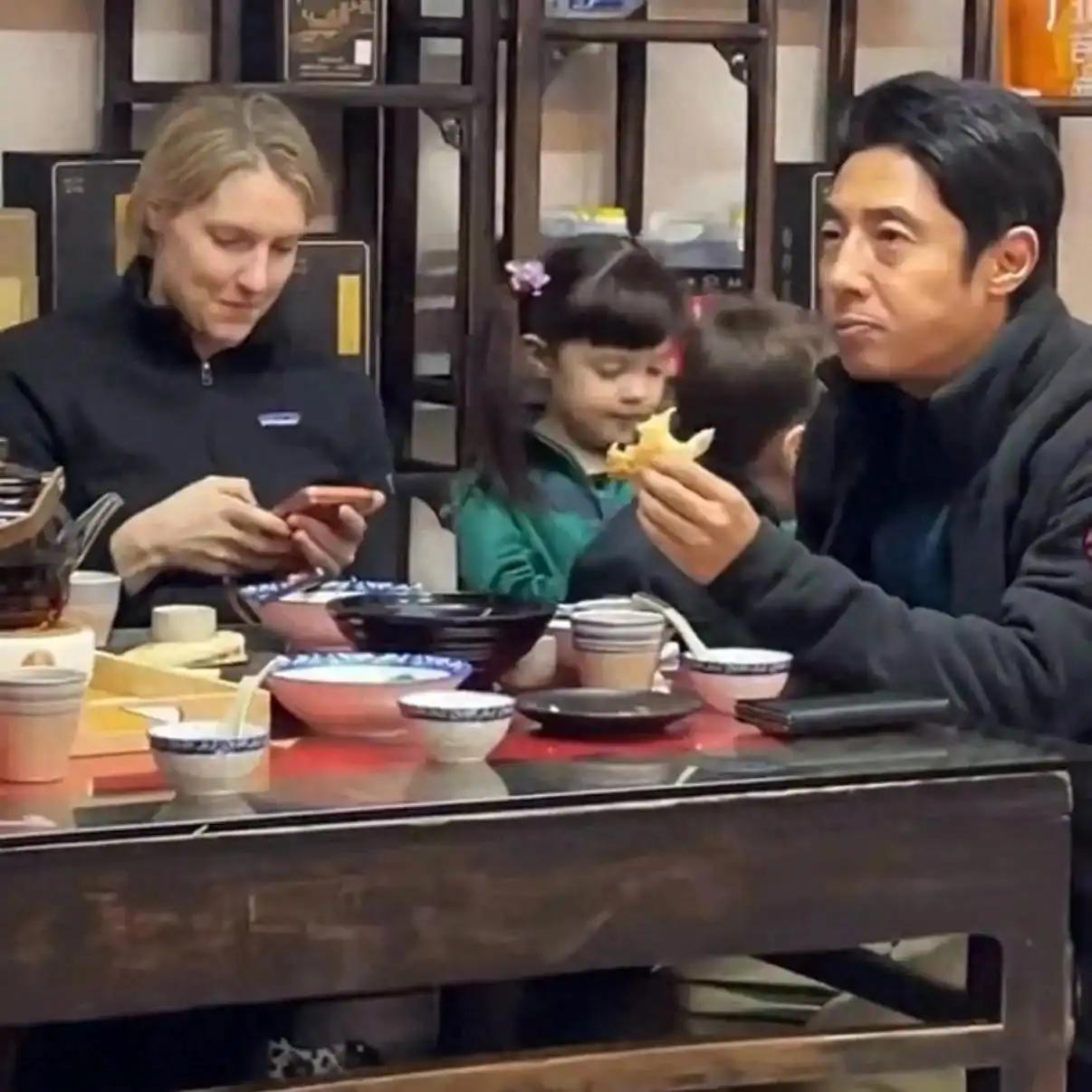 什么叫“接地气”？——
近日，撒贝宁一家出游的事又被一些人炒了，什么接地气呀烟火