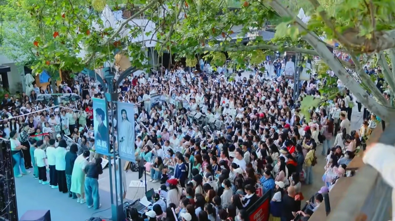 这只是一个城市，成毅粉丝自行组织的两京十五日剧宣活动，都这么多人，线上人多，线下